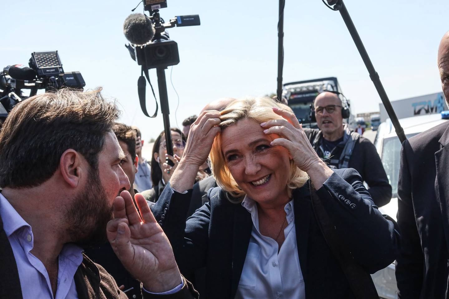 Marine Le Pen, candidata presidencial nacionalista, se prepara para hablar a los votantes durante un acto de campaña electoral en Royes, Francia, el jueves 21 de abril de 2022. A tan solo cuatro días de que los franceses decidan entre dos visiones radicalmente diferentes para su futuro, los sondeos de opinión muestran que todavía hay muchos votantes indecisos.