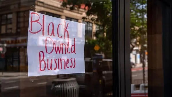 Study Shows Black, Latino Businesses Saw Outsize Covid Hit to Earnings dfd