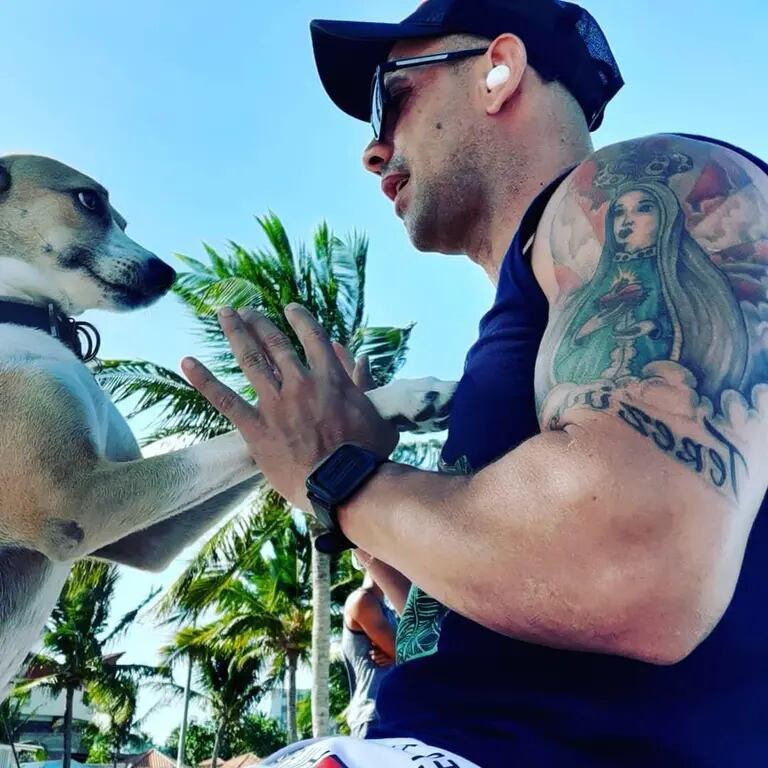 Reinaldo Gomes e a cadela Pandora, perdida no aeroporto de Guarulhosdfd