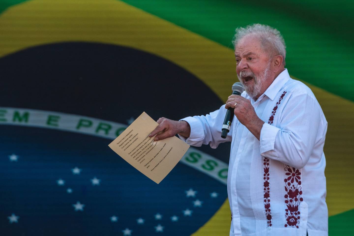 Luiz Inacio Lula da Silva, former president of Brazil, speaks at a rally during Bahia's Independence Day in Salvador, Bahia state. Leftist former president Lula continues to lead in the polls against incumbent Jair Bolsonaro. Photographer: Maira Erlich/Bloomberg
dfd