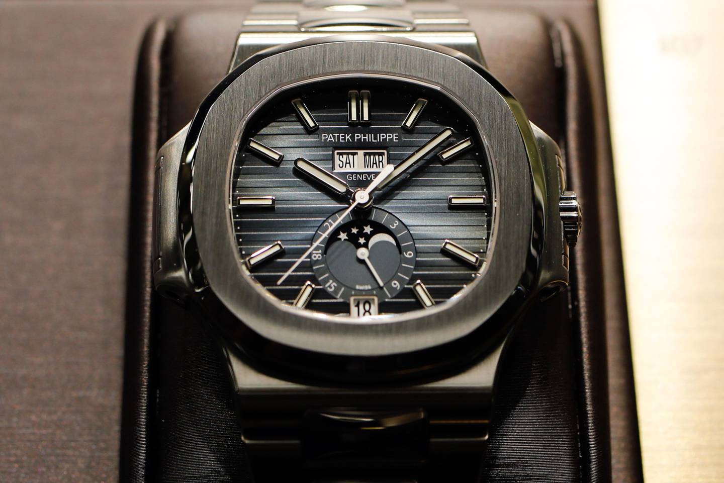 Un reloj de pulsera de lujo 5726/1 Nautilus Annual Calendar, producido por Patek Philippe SA, se exhibe durante el segundo día de la feria de relojes y joyas de lujo Baselworld 2019 en Basilea, Suiza, el jueves 21 de marzo de 2019.