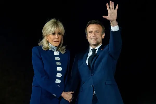 Emmanuel Macron y su esposa Brigitte celebran en París, el 24 de abril.