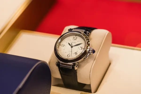 Un reloj de pulsera Pasha de Cartier en una tienda de artículos de lujo de Cartier, operada por Cie. Financiere Richemont SA, en el Boulevard des Capucines en París, Francia, el jueves 20 de mayo de 2021.