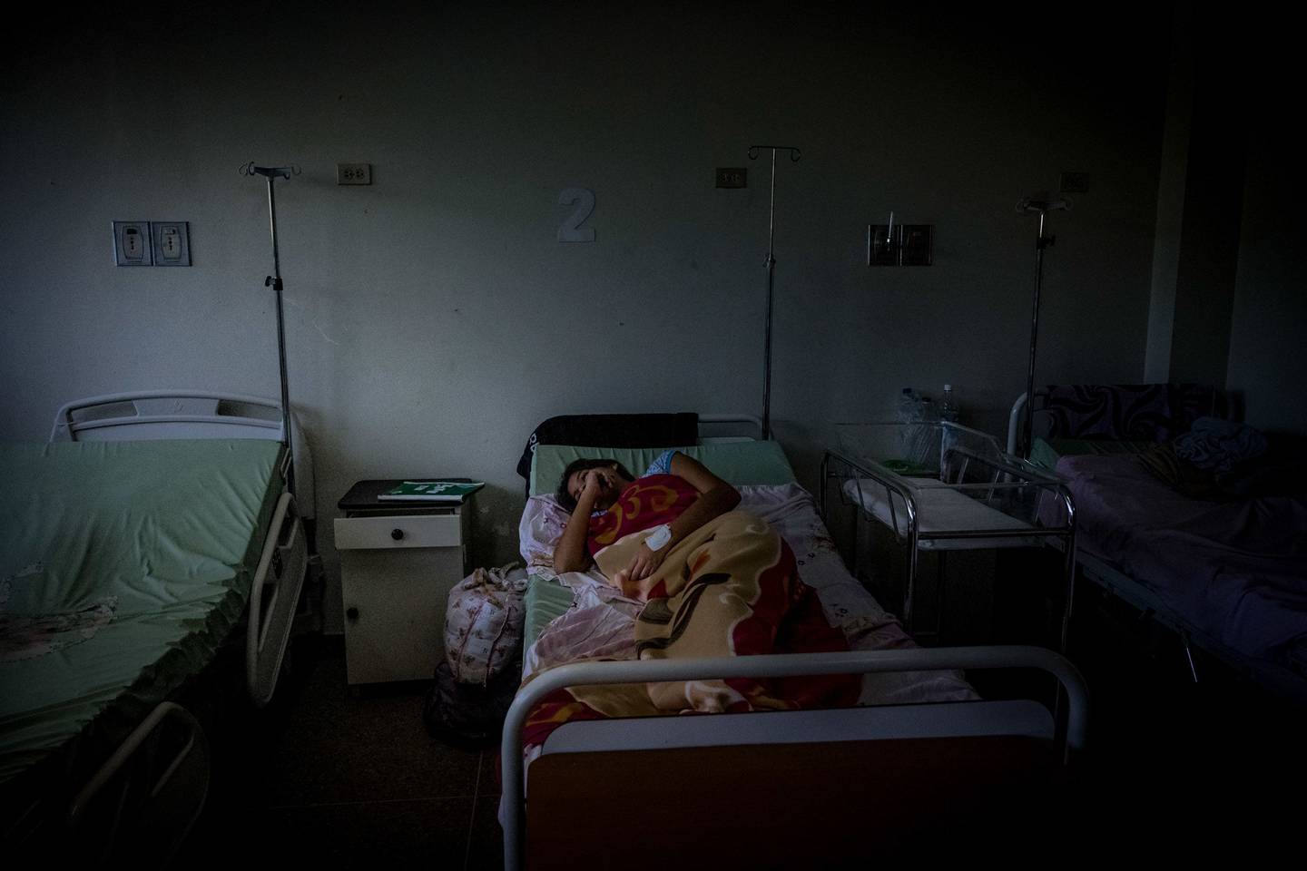 Una paciente yace en una cama dentro del hospital de maternidad Ana Teresa de Jesús Ponce en Macuto, Venezuela, el viernes 22 de febrero de 2019. dfd