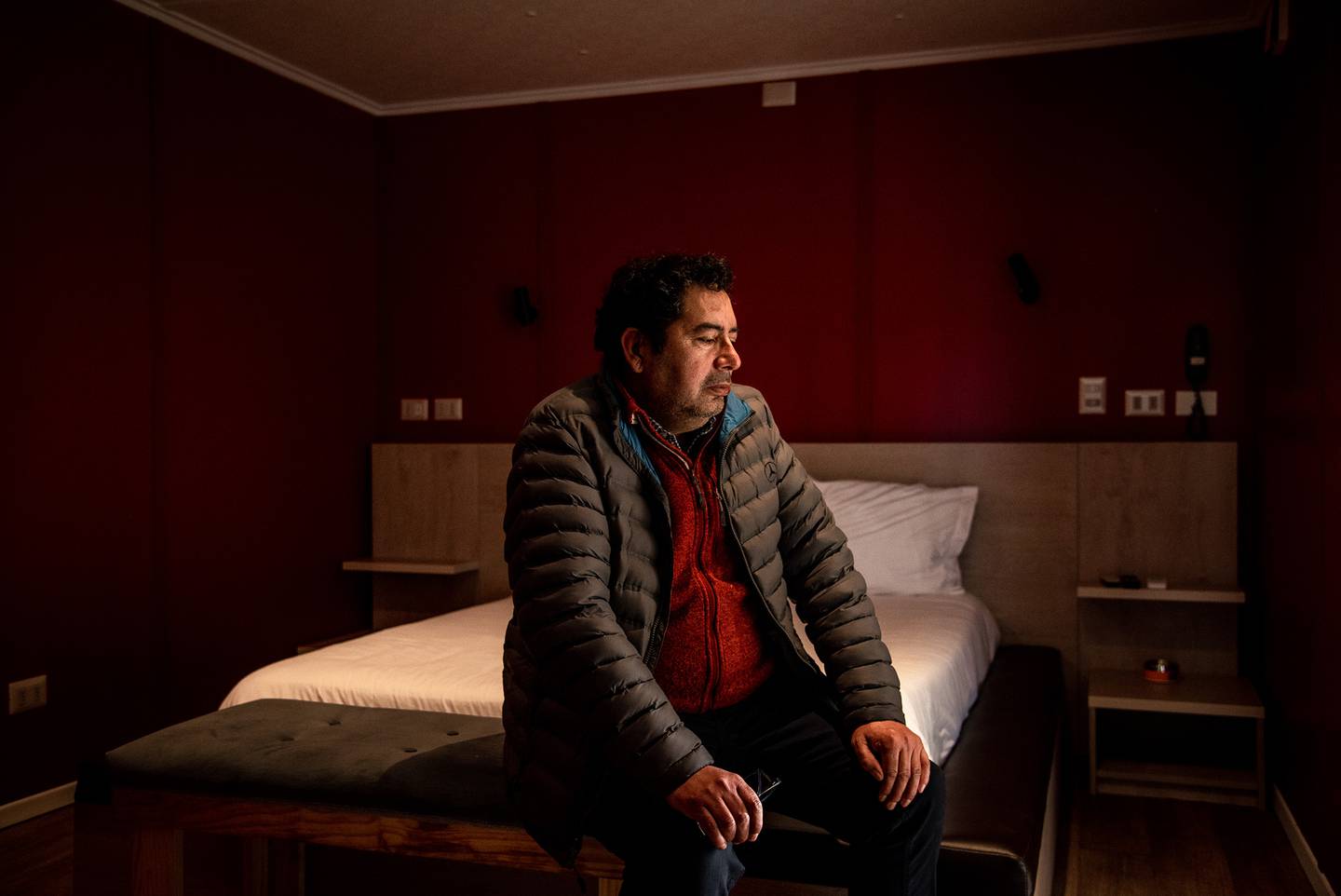 Víctor Melinao, empresario mapuche, en una habitación del hotel que posee en Temuco.Fotógrafo: Cristóbal Olivares/Bloombergdfd
