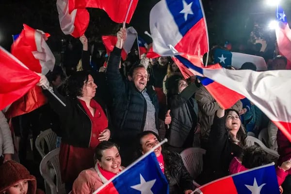 Seguidores del Partido Republicano celebran resultados de votación de Consejo Constitucional en Santiago de Chile, el 7 de mayo de 2023. Fotógrafo: Cristóbal Olivares/Bloomberg