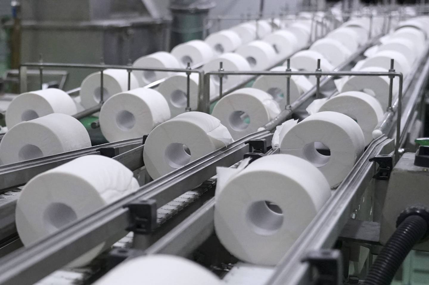 Rollos de papel higiénico se mueven a lo largo de un transportador en la línea de producción en una fábrica el martes 7 de septiembre de 2021.