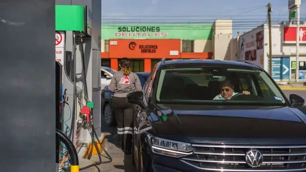 Estadounidenses viajan a la frontera con México para cargar gasolina subsidiadadfd