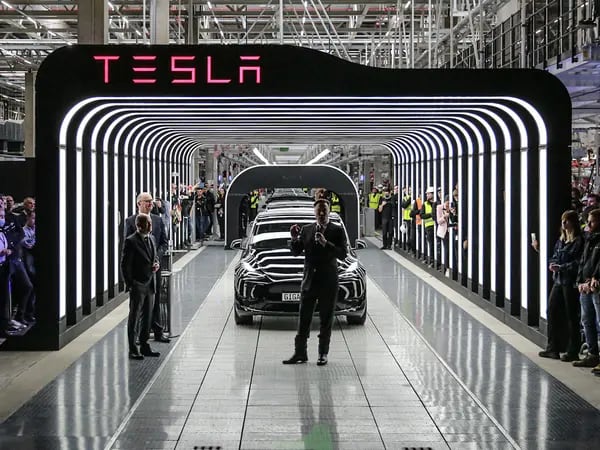El CEO de Tesla, Elon Musk, habla durante la inauguración de la fábrica en Alemania