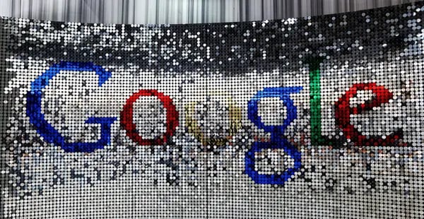 Un cartel con el logotipo de Google Inc. en la entrada de su sede británica en Six St Pancras Square, Londres.