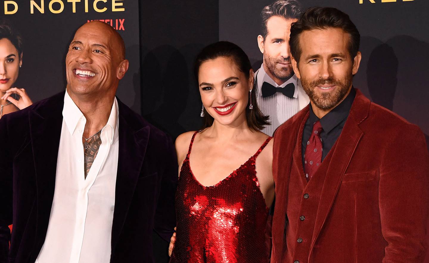 Dwayne Johnson, Gal Gadot y Ryan Reynolds asisten al estreno mundial de “Alerta roja” de Netflix en Los Ángeles. Fotógrafo: Patrick T. Fallon / AFP / Getty Images