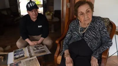 La madre de Hernández, Cecilia Suárez, muestra fotografías y documentos familiares en Piedecuesta, Colombia, el miércoles 1 de junio de 2022.
