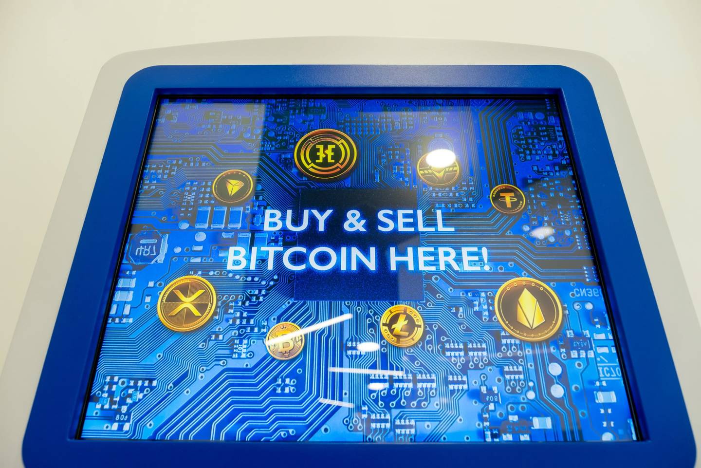 Una pantalla en la que se lee "¡Compre y venda bitcoin aquí!" en un cajero automático de criptodivisas en Hong Kong.