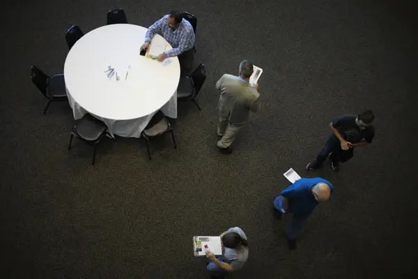 Buscadores de empleo asisten a una feria profesional de Job News USA en Louisville, Kentucky