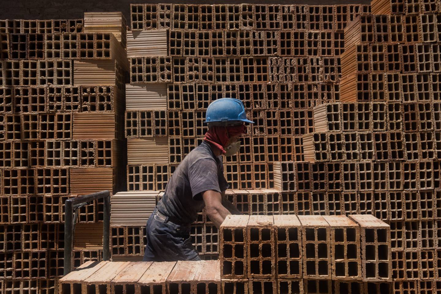 Un empleado mueve ladrillos terminados para su distribución en la fábrica Ladrillera Helios en Bogotá, Colombia, el miércoles 30 de mayo de 2018.