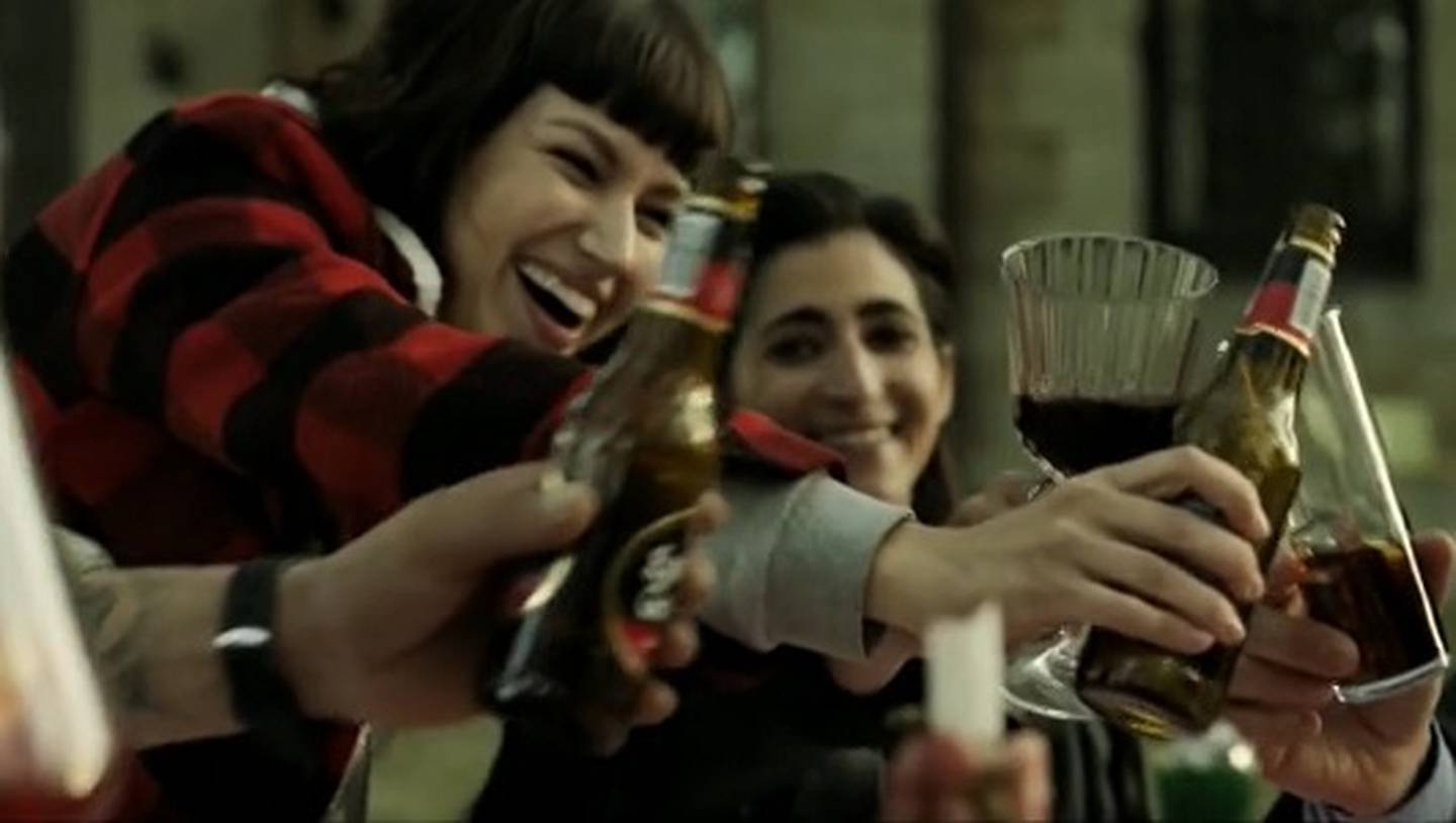 Série "La Casa de Papel" mostra as personagens Tóquio e Nairóbi tomando a cerveja Estrella Galicia; sucesso mundial da Netflix promoveu a marca espanhola de bebida