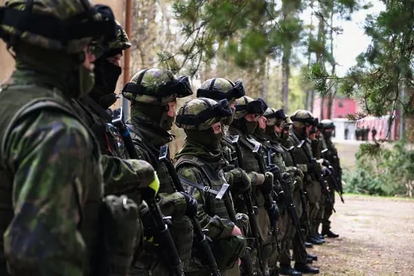 Miembros del MPK, la Asociación Nacional de Entrenamiento de Defensa de Finlandia, asisten a un entrenamiento en la base militar de Santahamina en Helsinki, Finlandia, el 14 de mayo de 2022.