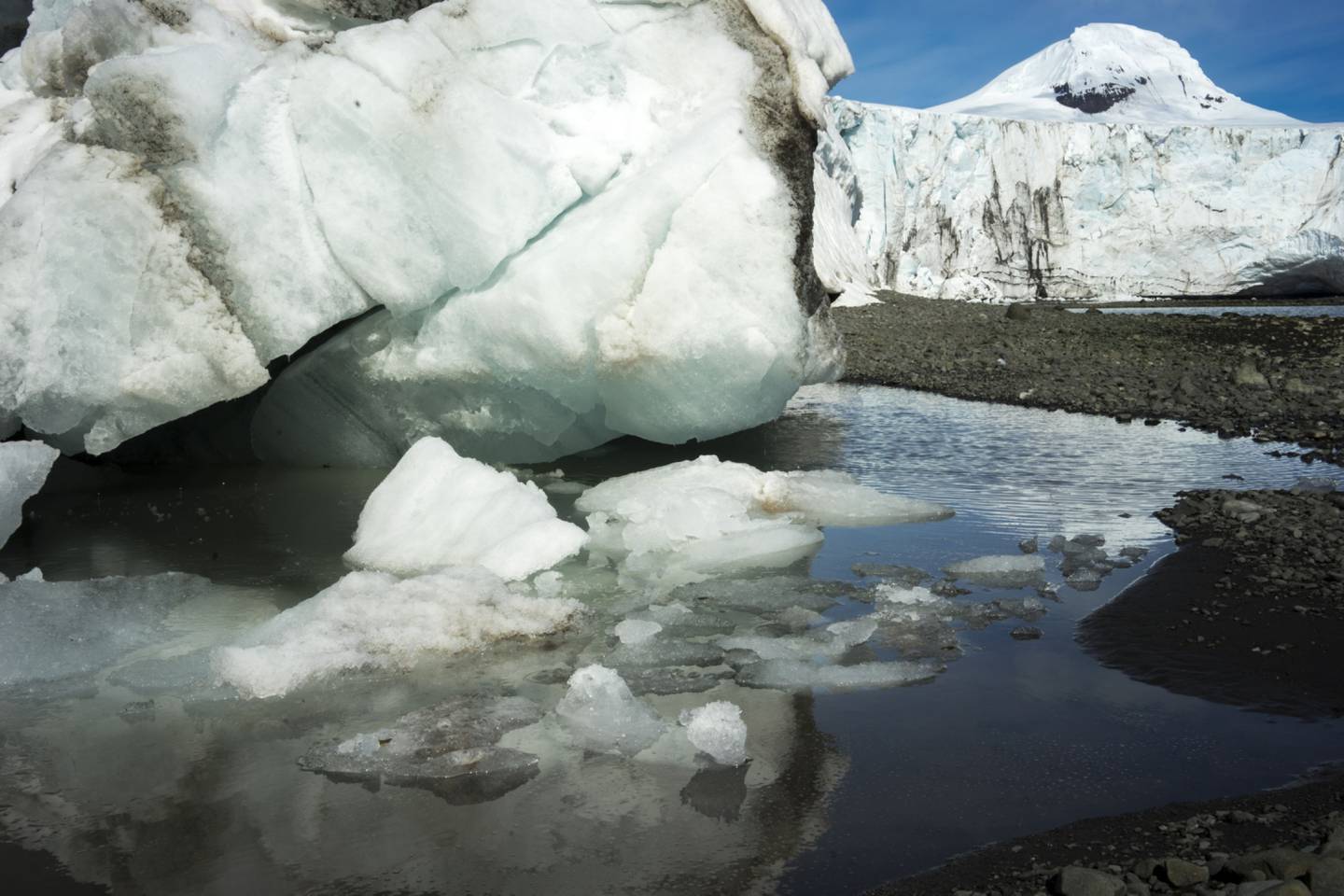 Se ve el glaciar Quito derritiéndose cerca de la Estación de Investigación Pedro Vicente Maldonado de Ecuador en la Isla Greenwich, Antártida, en febrero de 2019.  Fotógrafo: Isadora Romero/Bloomberg