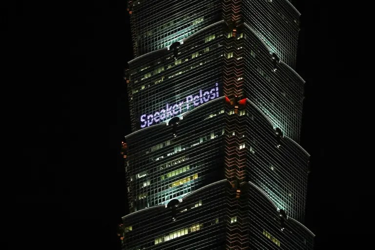 El Taipei 101 con un mensaje de bienvenida para Nancy Pelosidfd