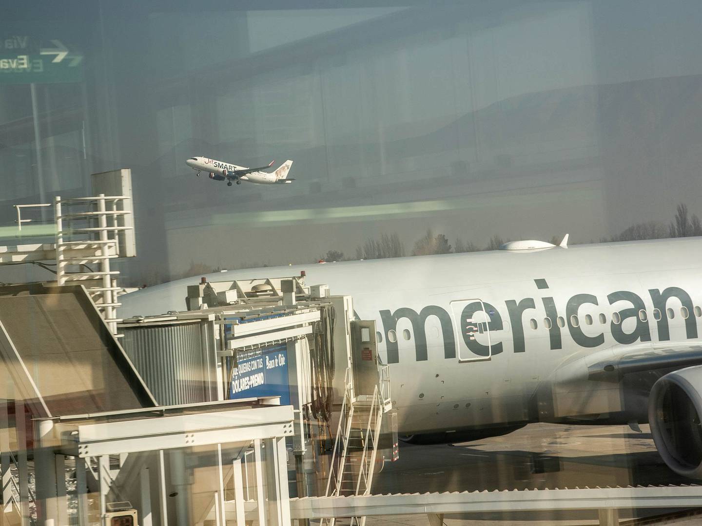 Un avión JetSmart despega del Aeropuerto Internacional Arturo Merino Benítez (SCL) en Santiago de Chile, el 27 de julio de 2021.