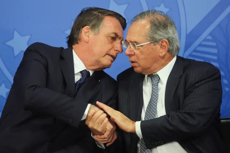 Jair Bolsonaro conversa com Paulo Guedes, ministro da economia, em julho de 2019dfd