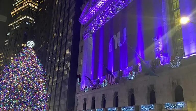 Na véspera da estreia do Nubank na Nyse, fachada da Bolsa de Valores de Nova York ganhou projeção com a cor roxa no prédiodfd