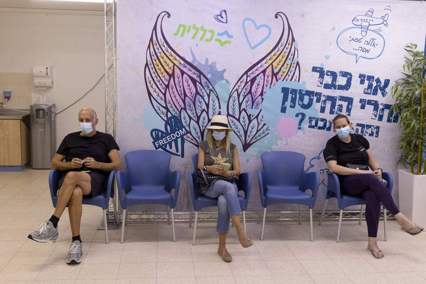 Residentes de Israel esperan para recibir una dosis de la vacuna contra el Covid-19.