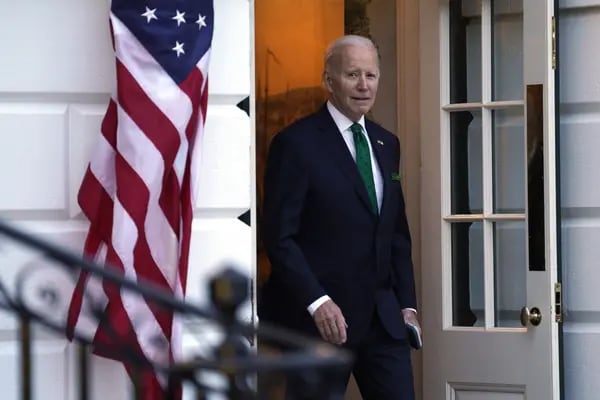 El presidente de EE.UU., Joe Biden, sale de la Casa Blanca en Washington, DC, EE.UU., el viernes 17 de marzo de 2023. Fotógrafo: Yuri Gripas/Abaca/Bloomberg