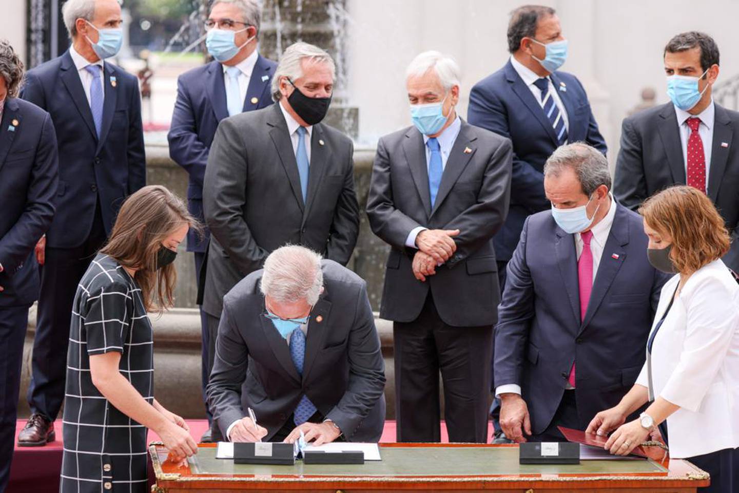 Los cancilleres Felipe Solá y Andrés Allamand firman un convenio a principios del 2021. Detrás conversan los presidentes Alberto Fernández y Sebastián Piñera.