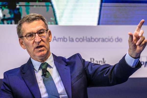 Feijóo, Líder opositor español, promete recortes impositivos si vence en eleccionesdfd