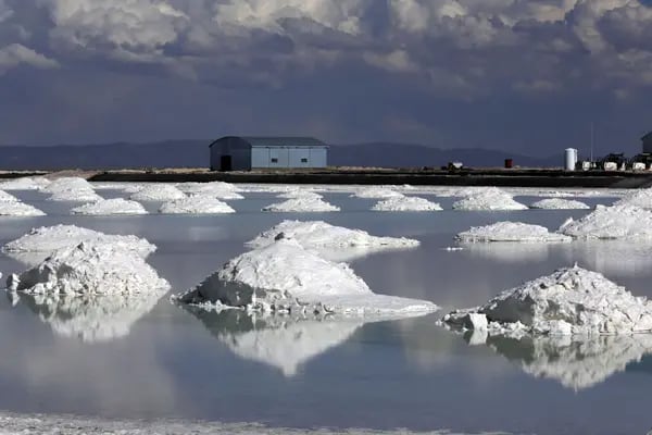 Pilas de sal extraída en una piscina de evaporación donde se aísla el bicarbonato de litio de la salmuera durante el proceso de producción.