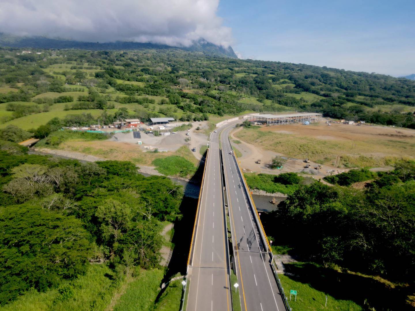 Colombia estrena autopista de 96 km que conecta al centro del país y Antioquia.