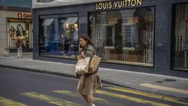 Por que marcas de luxo como a Louis Vuitton estão abrindo restaurantes