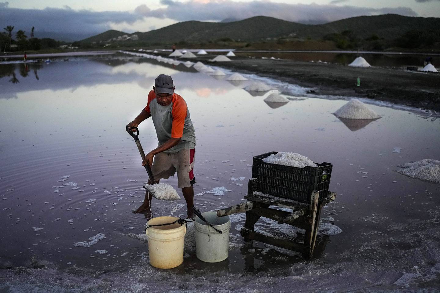 Gutiérrez palea sal todas las mañanas. Puede ganar más de 500 dólares vendiendo la sal, más de lo que ha ganado en sus anteriores empleos. Fotógrafo: Matias Delacroix/Bloomberg