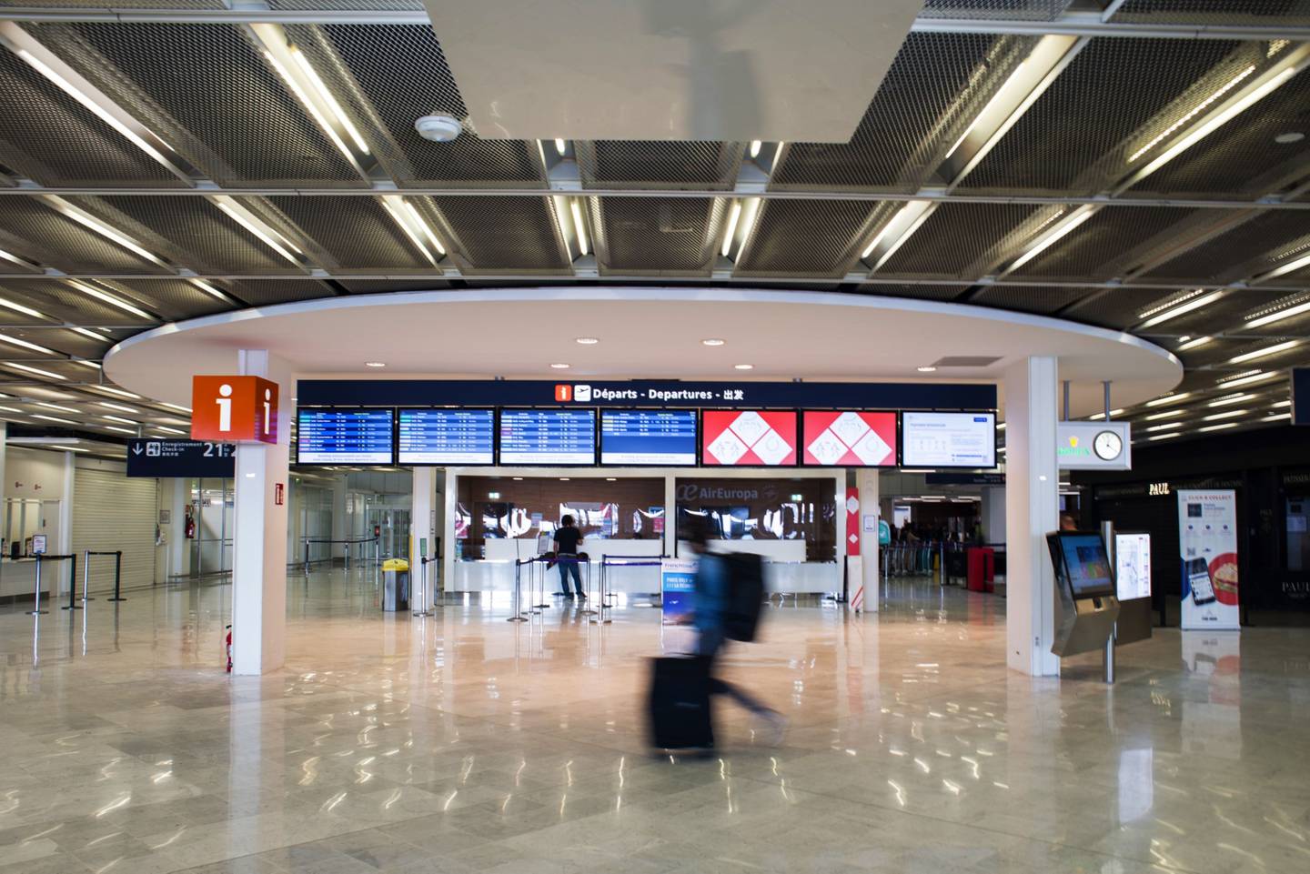 Un viajero pasa por las pantallas de información de salidas de vuelos en el aeropuerto de Orly el 27 de abril.