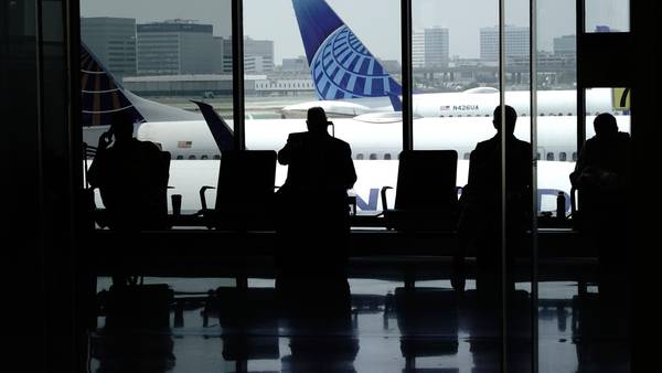 United Airlines limita vuelos para resto del año, recorta plan de expansión en 2023dfd