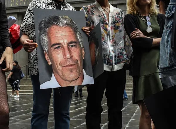 Un grupo de protesta sostiene carteles de Jeffrey Epstein frente al tribunal federal en Nueva York, el 8 de julio de 2019.