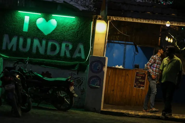 Cartel de I love Mundra en el exterior de un restaurante en Mundra, Gujarat, India, el miércoles 8 de febrero de 2023.dfd