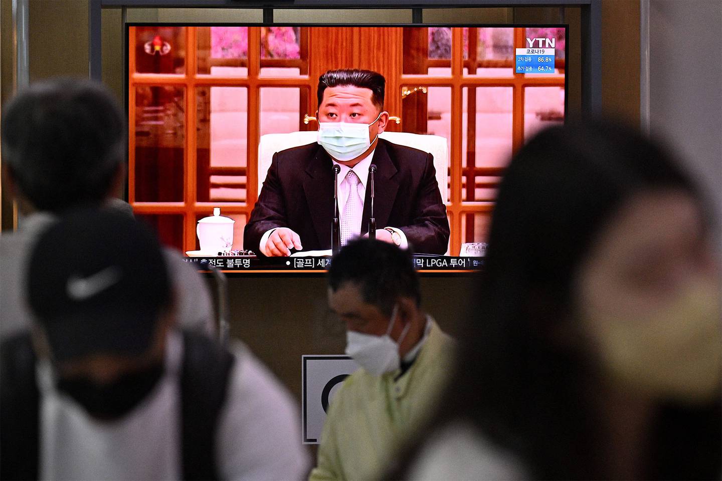 El líder de Corea del Norte, Kim Jong Un, apareció en televisión con una mascarilla el 12 de mayo.Fotógrafo: Anthony Wallace/AFP/Getty Images