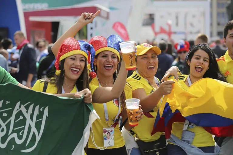 Los fanáticos del fútbol de Colombia celebran su llegada a la ceremonia inaugural y al primer partido de la Copa Mundial de la FIFA en el estadio Luzhniki en Moscú, Rusia, el jueves 14 de junio de 2018.dfd