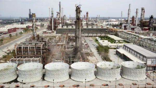 Transporte y electricidad contaminan significativamente más que refinerías de Pemex      dfd