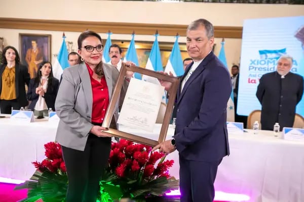 La presidenta Xiomara Castro entregó reconocimientos a exmandatarios de América Latina que se opusieron al golpe de Estado de 2009, entre ellos, Rafael Correa.