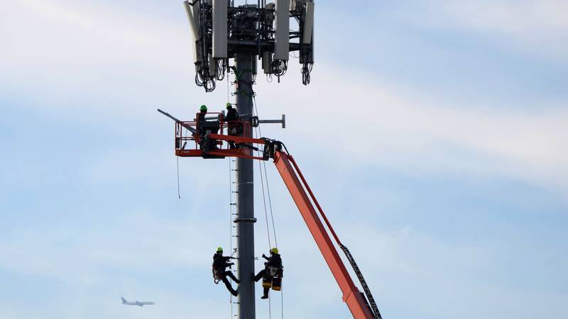 FAA y empresas de telefonía móvil intentan acuerdo de última hora sobre 5G