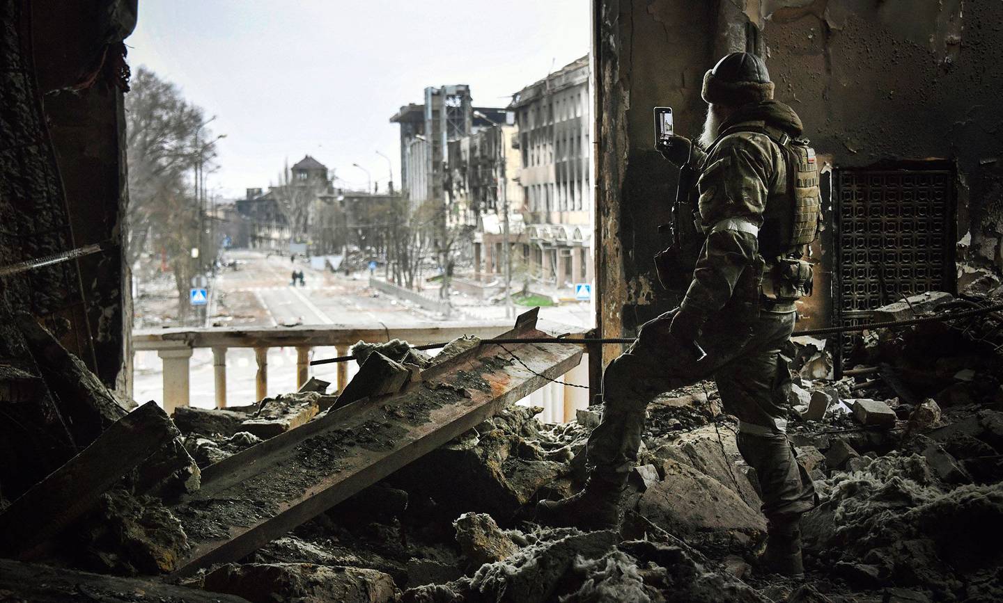 Un soldado ruso patrulla en el teatro dramático de Mariúpol, bombardeado el pasado 16 de marzo, el 12 de abril de 2022. Fotógrafo: Alexander Nemenov