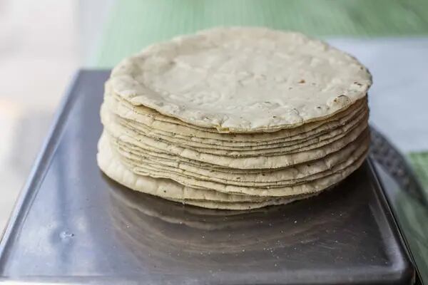 Locatarios hondureños venden tres tortillas por dos lempiras, equivalente a unos 60 centavos.