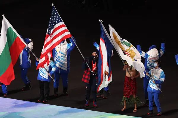 Elana Meyers Taylor carrega a bandeira americana
