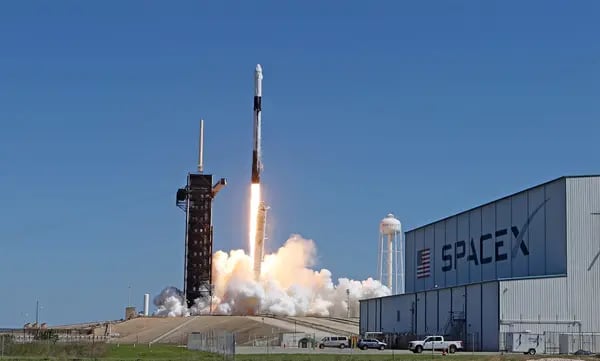 Foguete SpaceX Falcon 9 decolando em missão comercial no Cabo Canaveral, na Flórida, EUA, em Abril