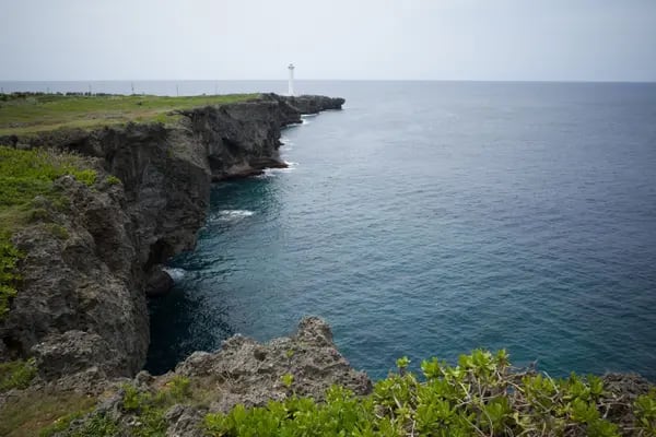 Un faro en la costa del acantilado en Okinawa, Japón. Fotógrafo: Kentaro Takahashi/Bloomberg