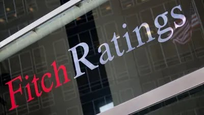 El logo de Fitch Ratings en un edificio de New York.