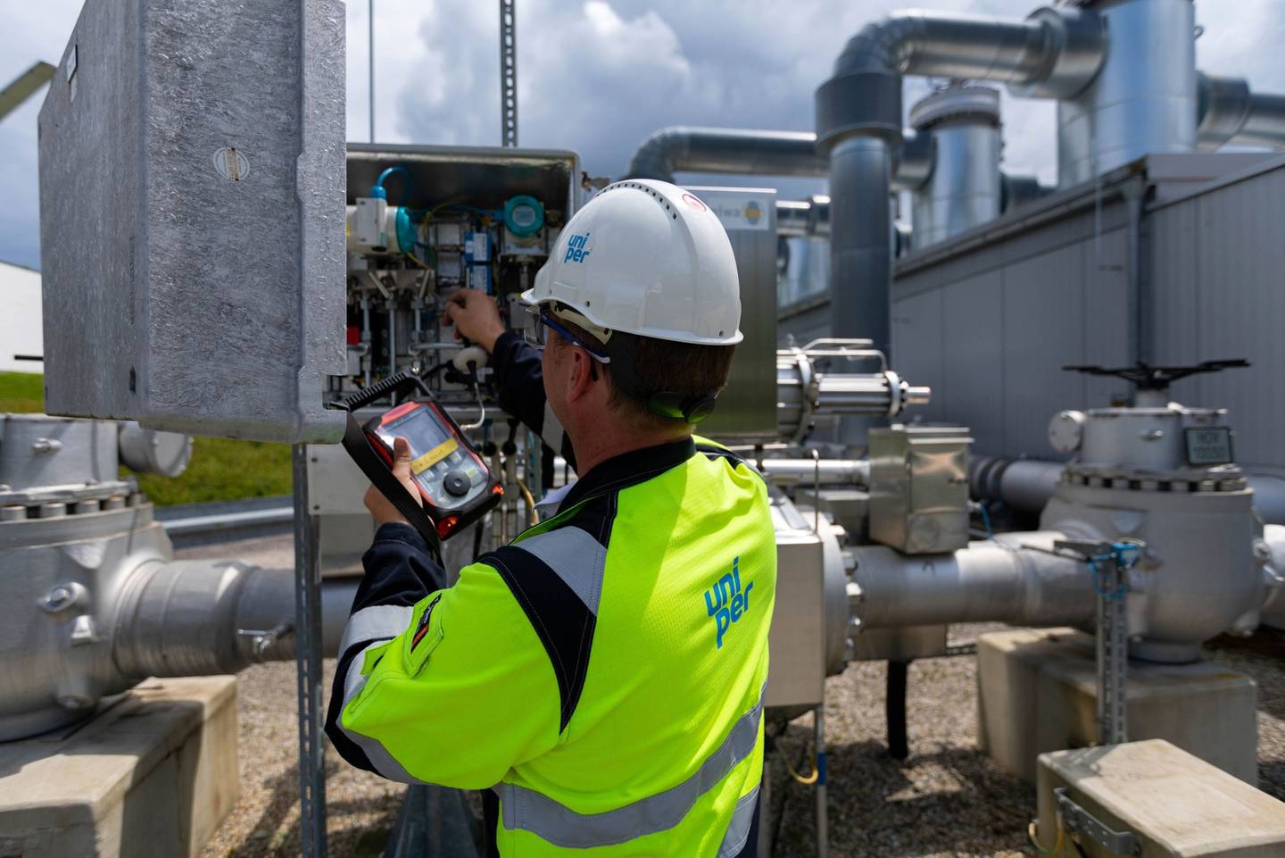 Un empleado controla las fugas de gas durante los controles de seguridad en la instalación de almacenamiento de gas natural de Uniper SE Bierwang en Muhldorf, Alemania, el viernes 10 de junio de 2022.